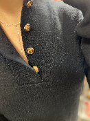 Pull noir avec bouton 