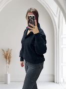 Pull noir avec bouton 