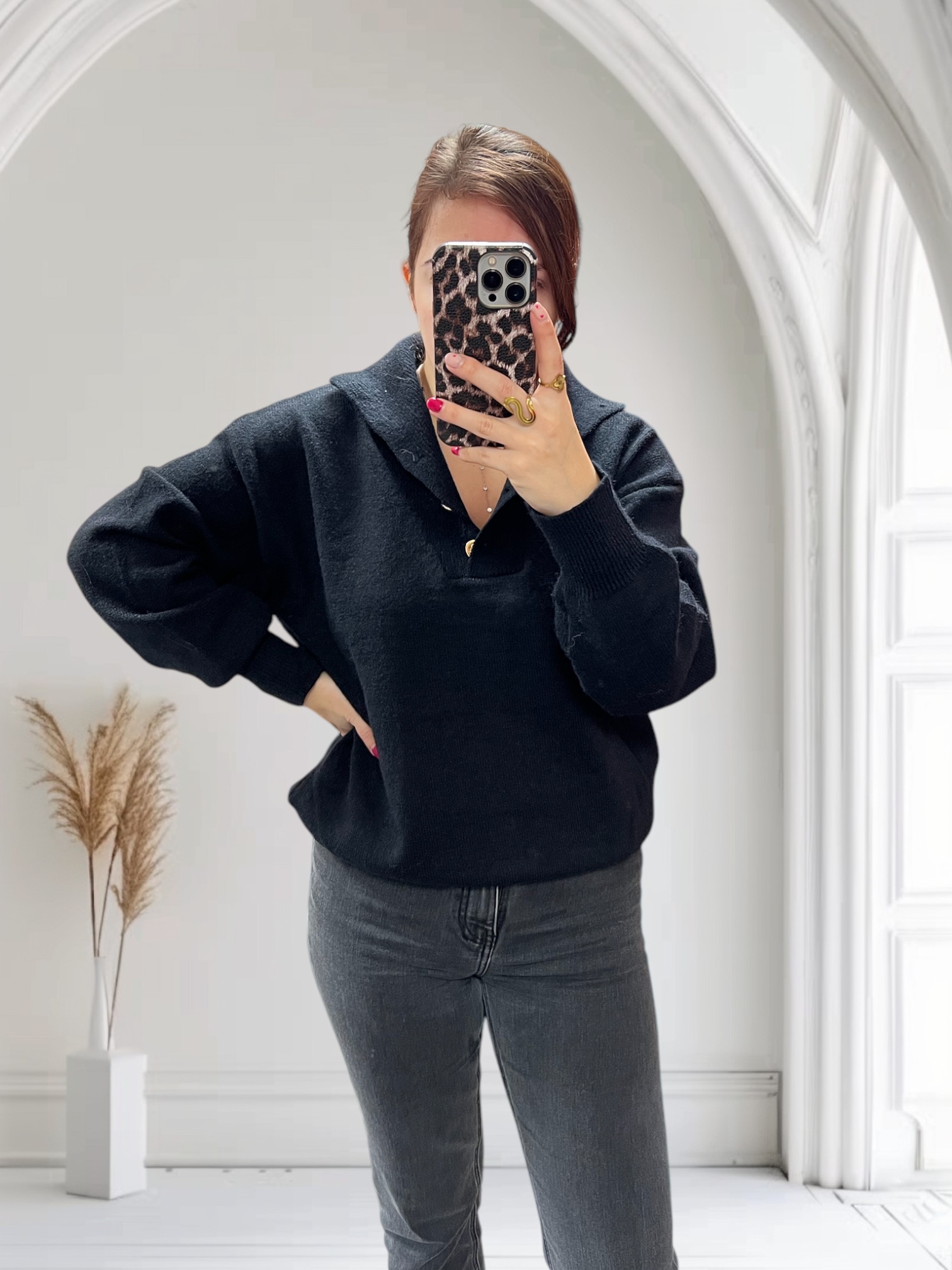 Pull noir avec bouton 